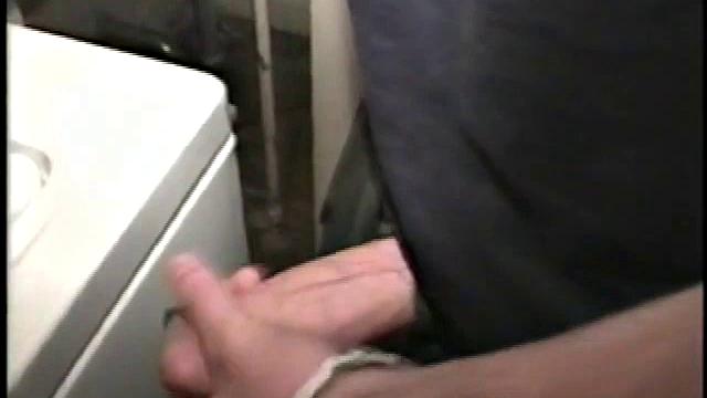 Мужики жарко дрочат в прачечной и мощно кончают