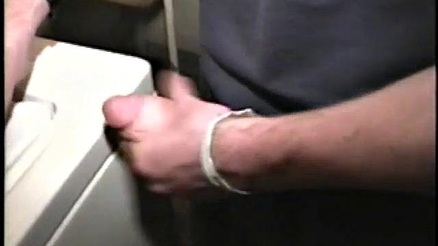 Мужики жарко дрочат в прачечной и мощно кончают