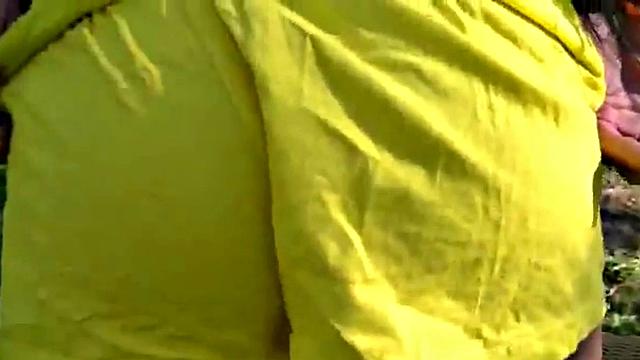 Tiny Trisha сосёт и скачет на члене на улице