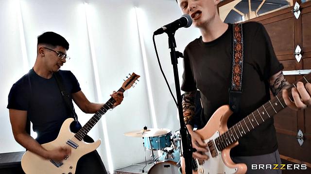 Черри ДеВиль устраивает жаркую групповуху с друзьями сына в гостиной.