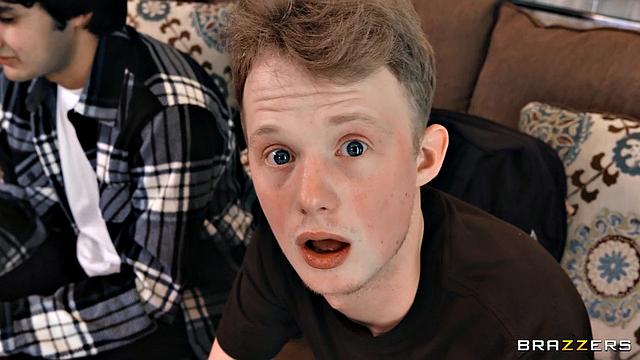 Черри ДеВиль устраивает жаркую групповуху с друзьями сына в гостиной.