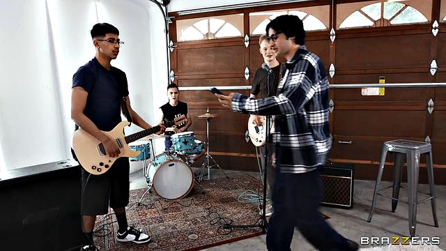 Черри ДеВиль устраивает жаркую групповуху с друзьями сына в гостиной.