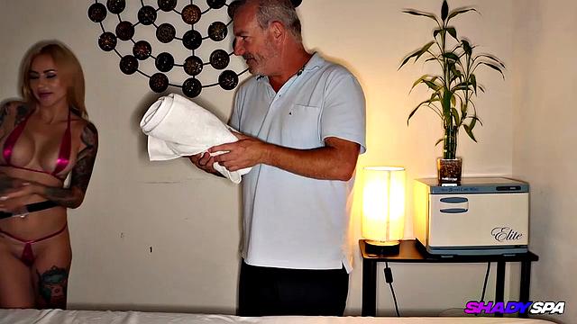 Зайди в салон к Майаре и смотри, как она кончает на массажном столе.