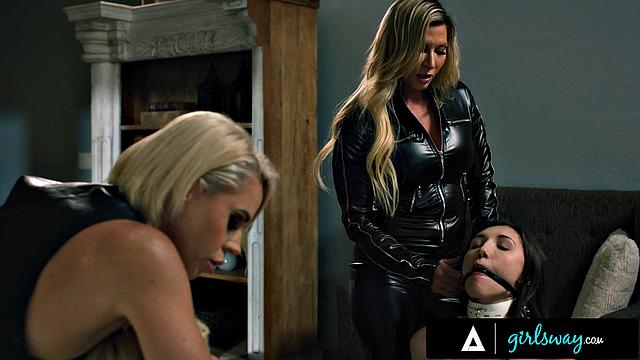 Блондинка-хозяйка приучает Майю Вулф к поводку и страпону, а та только рада поиграть в покорную - смех да и только!