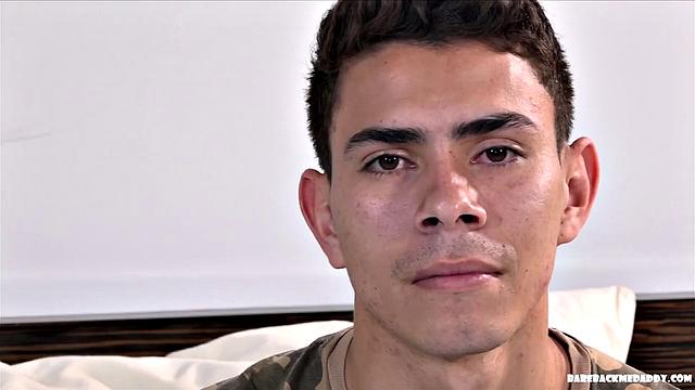 Крис и Фердинанд не сдерживаются: страстный гей-секс без презерватива, когда один член явно больше другого.