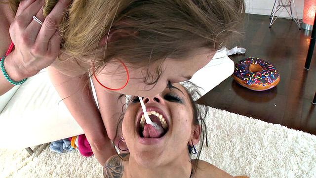 Холли, Энджел и Лили меняются парнями и трахаются вместе