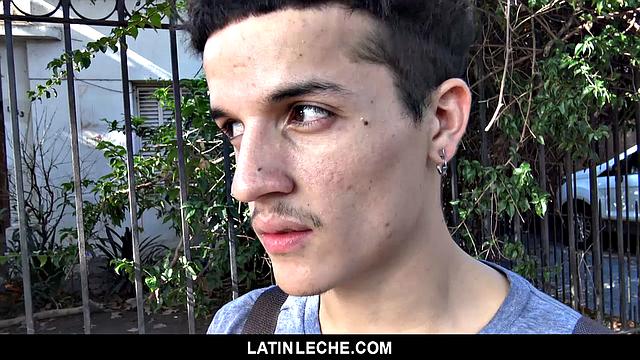 Латинский татуированный парень кидается на член за наличку