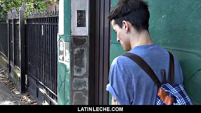 Латинский татуированный парень кидается на член за наличку