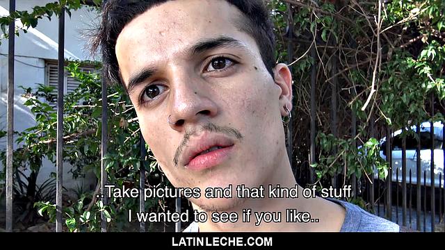 Латинский татуированный парень кидается на член за наличку