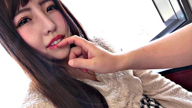 Shy Minami Sato moans on all fours