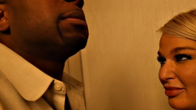 зрелая в очках ловит жесткий анал от bbc, а блондинка глубоко глотает в тройке