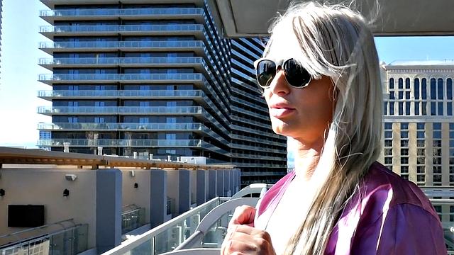 зрелая в очках ловит жесткий анал от bbc, а блондинка глубоко глотает в тройке