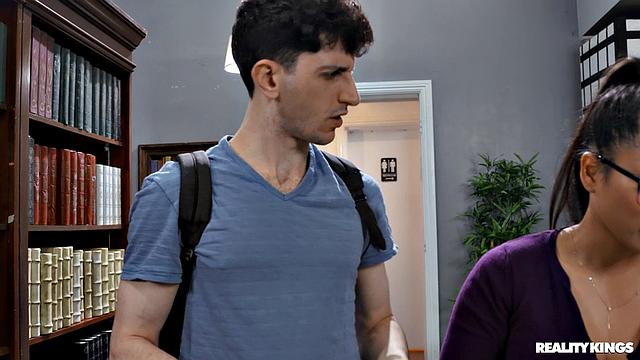 Библиотекарша с большими сиськами трахает студента между полками книг, пока никто не видит.