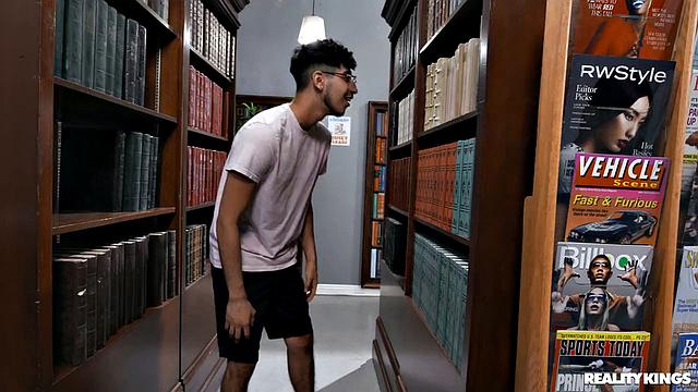 Библиотекарша с большими сиськами трахает студента между полками книг, пока никто не видит.