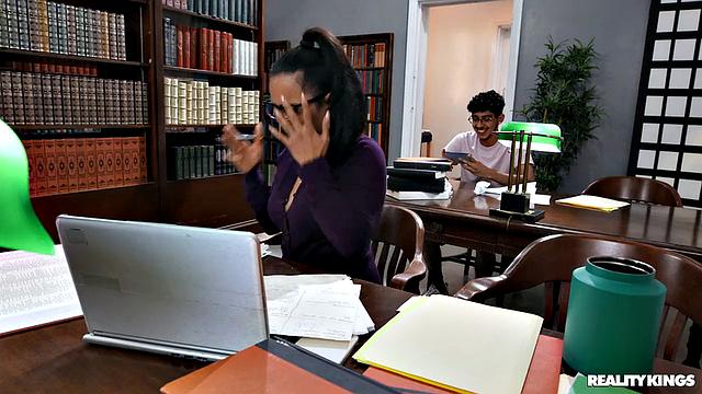 Библиотекарша с большими сиськами трахает студента между полками книг, пока никто не видит.