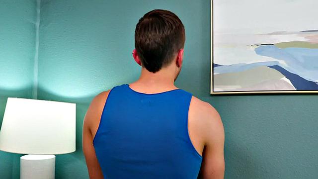 Athletic masseur rides stud before missionary sex