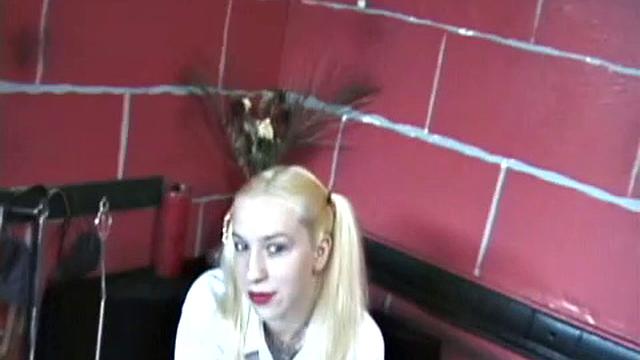 саманту жёстко связывают японскими верёвками и мучают током