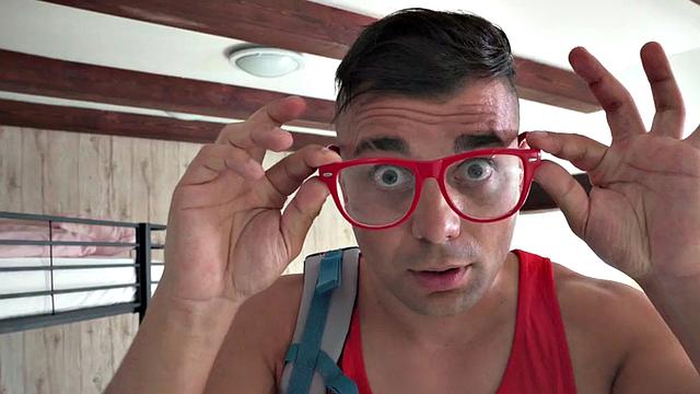 пышногрудая брюнетка орёт, когда мощный член рвёт её влажную дырку