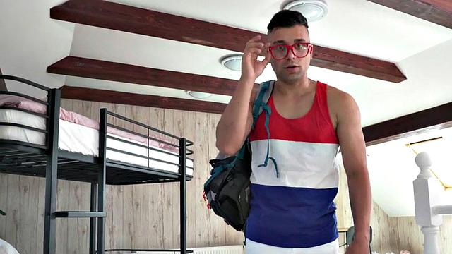 пышногрудая брюнетка орёт, когда мощный член рвёт её влажную дырку