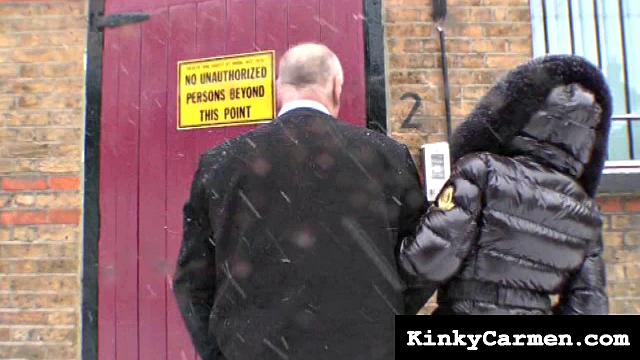 Две госпожи разрывают раба: фистинг и страпон до предела