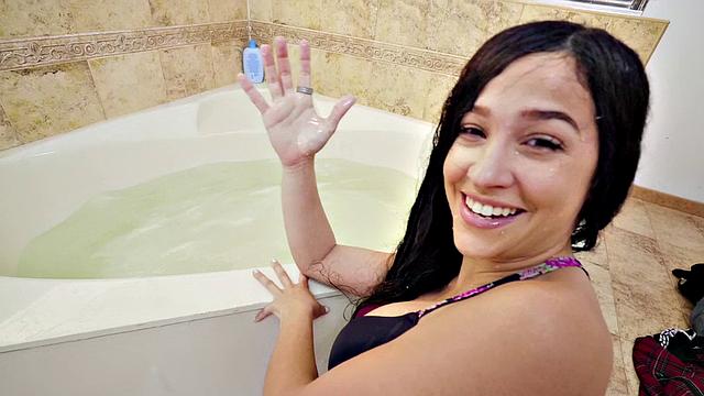 горячая брюнетка получает жёсткий догги и внезапно мокнет в ванне