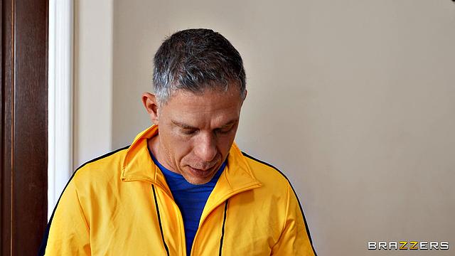 посмотри, как каталина и джипси трахаются с тренером после тренировки