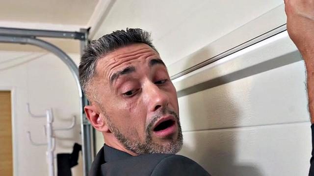 латино охранник в форме сосёт и получает по полной