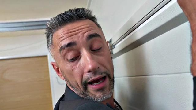 латино охранник в форме сосёт и получает по полной