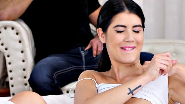 Dirty bisexuals fuck a perverted 21yo lady in a threesome