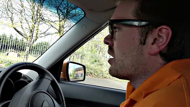 отпетая блондинка сносит крышу солдату и его другу прямо в такси