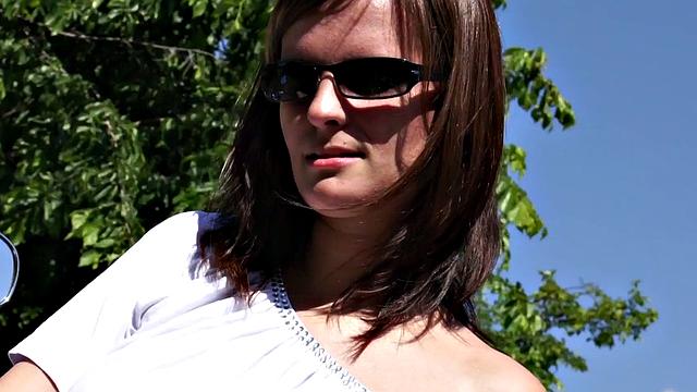 рита не может сдержаться - трахается жёстко прямо на улице