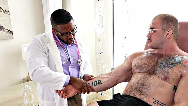 мускулистый доктор ловко дрочит жёлезного качка - такой приём в поликлинике