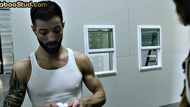 bbc трахается и лижет жопы сводным братьям на работе