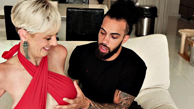 60-летняя Фоксси жёстко соблазняет друга сына