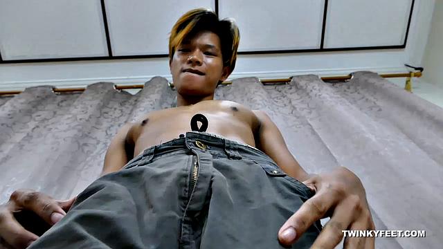 Sexy Clark Jerks Off His Feet