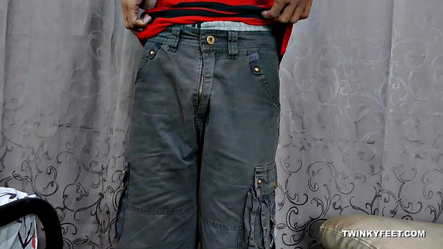 Sexy Clark Jerks Off His Feet