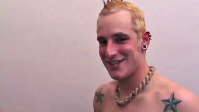 Джейми раздевается с Торком, делает минет и жестко его трахает