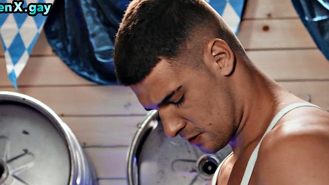 Hunk outdoor party ends in bareback session