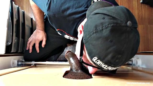 Эбони малышка сосёт и глотает в глори-холе