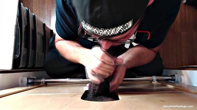 Эбони малышка сосёт и глотает в глори-холе