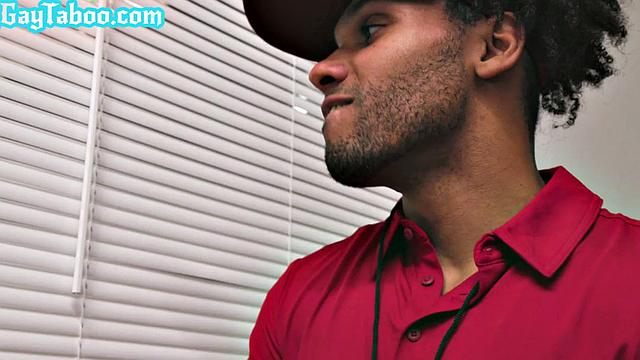 спортивный парень трахает сводного брата в офисе