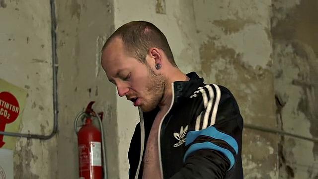 Охотливого парня кормят и трахают! - Каспер Эллис и Шон Тейлор