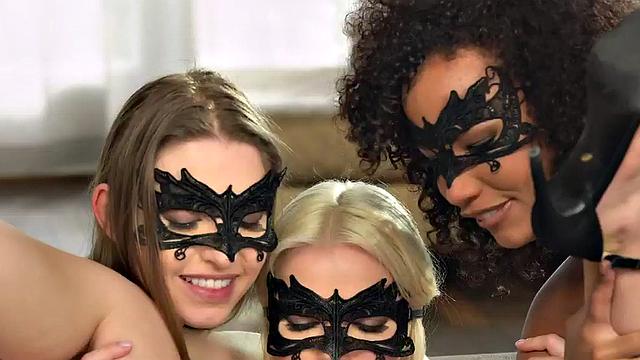 маскированные лесбиянки в чулках с жадностью лижут друг другу попки и киски