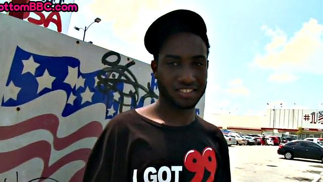 накачанный черный мальчик развлекается за деньги на улице