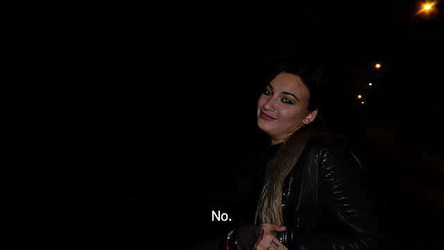 татуированная развратница показывает грудь и трахается за деньги ночью