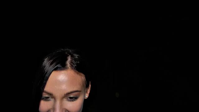 татуированная развратница показывает грудь и трахается за деньги ночью