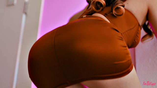 лулу прячется, но от зои не уйдешь - получай по попе с игрушкой!