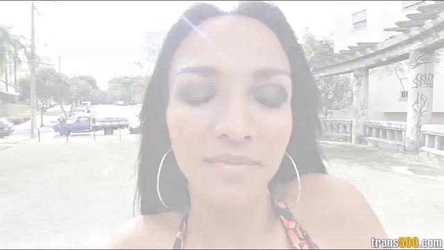 Michelly Cinturinha shows off her big surprise and handles it like she's got rent due