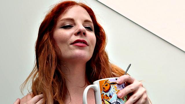 Авлон разносит себя пальцами, обливая сиськи водой и дрочит на камеру