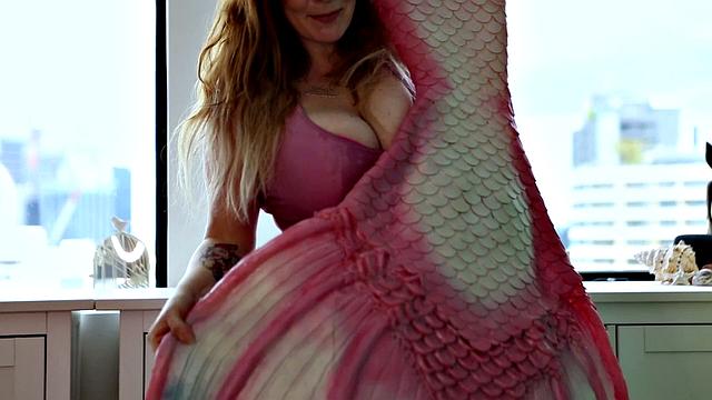 Авлон разносит себя пальцами, обливая сиськи водой и дрочит на камеру